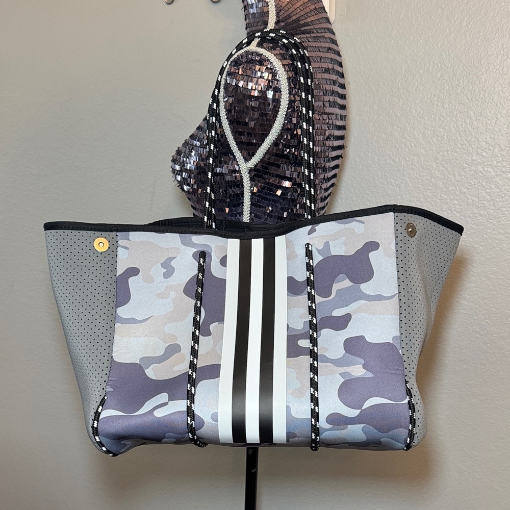 Camouflage Neoprene Tote Bag - Picture 2 of 10